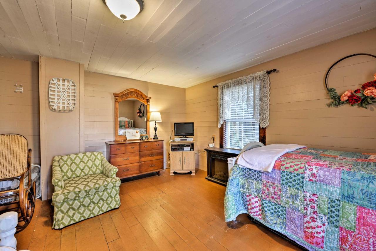 Lil Red Hen Cottage In The Boone Area With Hot Tub เวสต์เจฟเฟอร์สัน ภายนอก รูปภาพ